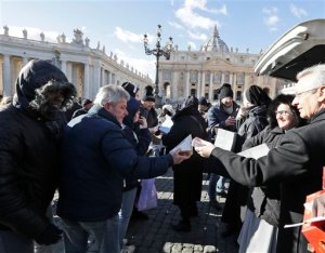 El Papa ofrece almuerzos a desamparados en Dia de Reyes