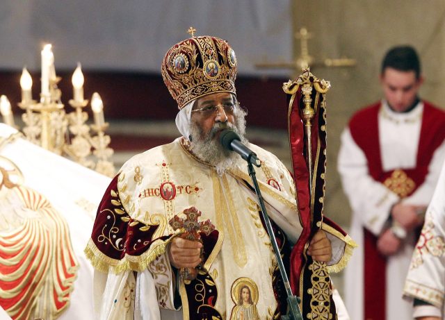 KEF14. EL CAIRO (EGIPTO), 06/01/2014.- El papa Tawadros II de Alejandría (c), líder de la Iglesia Ortodoxa Copta de Egipto dirige la misa de Navidad hoy, lunes 6 de enero de 2014, en la Catedral Copta de San Marcos en El Cairo (Egipto). La misa celebra el final de los 43 días de ayuno. EFE/KHALED ELFIQI