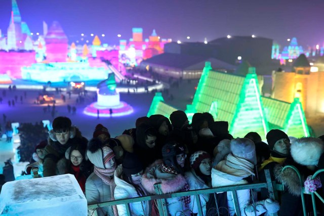 En esta imagen, tomada el 31 de diciembre de 2016, visitantes hacen fila para entrar a una estructura con forma de castillo fabricada con bloques de hielo durante el Festival Internacional de Hielo y Nueve de Harbin, en la provincia de Heilongjiang, en el noreste de China. La ciudad de Harbin, en el gélido noreste de China, da los últimos retoques previos a la apertura de uno de los festivales de hielo más grandes del mundo, que el año pasado atrajo a más de un millón de visitantes. (Chinatopix via AP)