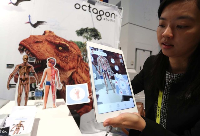 MAN34. Las Vegas (United States), 06/01/2017.- An exhibitor demonstrates the Irish company Octagon augmented reality educational cards that are scanned by tablets or smart phones and then rendered in three dimensions at the 2017 International Consumer Electronics Show in Las Vegas, Nevada, USA, 06 January 2017. The annual CES which takes place from 5-8 January is a place where industry manufacturers, advertisers and tech-minded consumers converge to get a taste of new gadgets and innovations coming to the market each year. (Estados Unidos) EFE/EPA/MIKE NELSON
