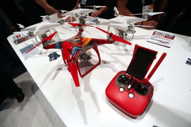 MAN34. Las Vegas (United States), 06/01/2017.- Drone Nerds Phantom 4 camera-mounted drone on display at the 2017 International Consumer Electronics Show in Las Vegas, Nevada, USA, 06 January 2017. The annual CES which takes place from 5-8 January is a place where industry manufacturers, advertisers and tech-minded consumers converge to get a taste of new gadgets and innovations coming to the market each year. (Estados Unidos) EFE/EPA/MIKE NELSON