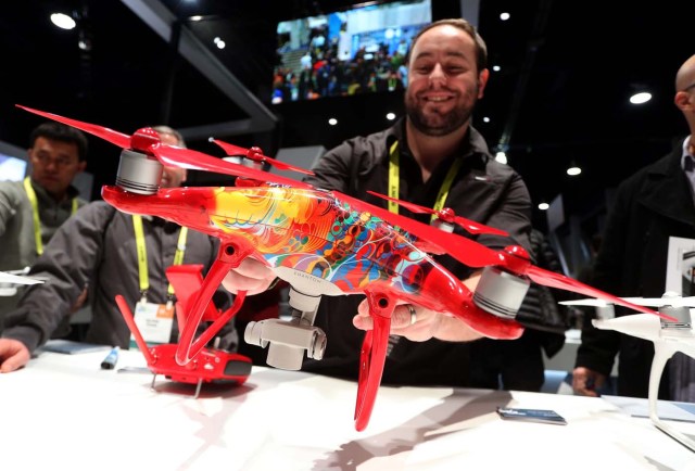 MAN34. Las Vegas (United States), 06/01/2017.- Drone Nerds Phantom 4 camera-mounted drone on display at the 2017 International Consumer Electronics Show in Las Vegas, Nevada, USA, 06 January 2017.The annual CES which takes place from 5-8 January is a place where industry manufacturers, advertisers and tech-minded consumers converge to get a taste of new gadgets and innovations coming to the market each year. (Estados Unidos) EFE/EPA/MIKE NELSON