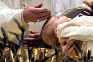 El Papa bautizó a 28 niños y niñas en la Capilla Sixtina
