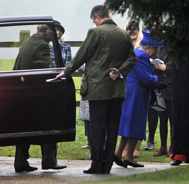 SAND-4. Sandringham (United Kingdom), 08/01/2017.- Queen Elizabeth (R) arrives at St. Mary Magdalene Church at Sandringham, Norfolk 08 January 2017. The Queen has recovered from a recent illness which prevented her from attending church over Christmas. (Reina) EFE/EPA/GERRY PENNY