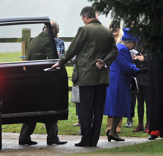 SAND-4. Sandringham (United Kingdom), 08/01/2017.- Queen Elizabeth (R) arrives at St. Mary Magdalene Church at Sandringham, Norfolk 08 January 2017. The Queen has recovered from a recent illness which prevented her from attending church over Christmas. (Reina) EFE/EPA/GERRY PENNY
