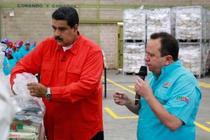 Maduro asegura que bolsitas Clap son respuesta “a la guerra económica” pero con carnet en la mano