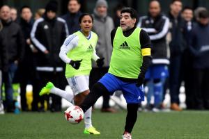 Maradona comparte equipo con Infantino en partido previo a entrega de premios