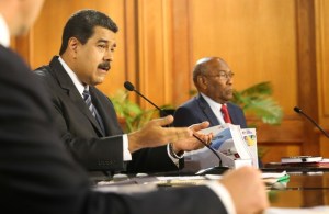 Mientras urgan en basura, Maduro dice que en tiempos de ‘vacas flacas’ el país sigue funcionando