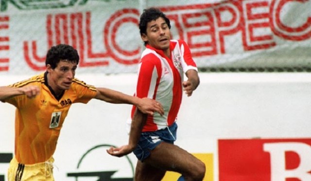 Iraqi Khali Allawe (L) and Paraguayan Rogelio Delgado run after the ball during the World Cup first round soccer match between Paraguay and Iraq 04 June 1986 in Toluca. Paraguay beat Iraq 1-0. AFP PHOTO / AFP PHOTO / STAFF