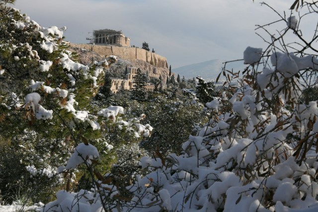 The Temple of Parthenon atop the ancient Acropolis is seen following a rare snowfall in Athens, January 10, 2017.REUTERS/Yannis Behrakis
