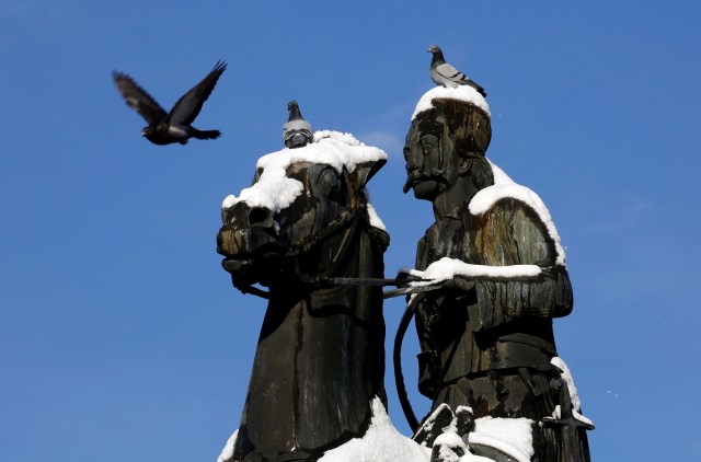 Pigeons perch on the statue of Greek Independence war hero Georgios Karaiskakis following a rare snowfall, in Athens, Greece January 10, 2017. REUTERS/Yannis Behrakis TPX IMAGES OF THE DAY