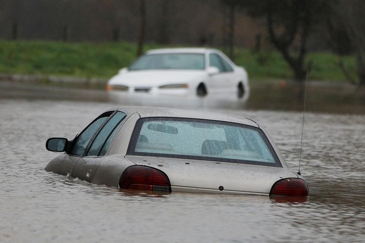 Graves inundaciones en California dejaron sin electricidad a 380 mil hogares