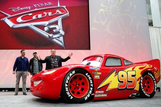 El ejecutivo de Disney, John Lasseter, presenta al 'Rayo McQueen' de la película 'Cars 3' en el Salón del Automóvil de Detroit