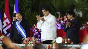 Ortega asume cuarto mandato y coloca a su esposa de Vicepresidente