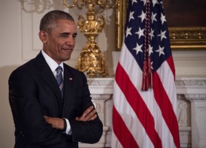 Obama llama a proteger la democracia en último discurso semanal de su mandato
