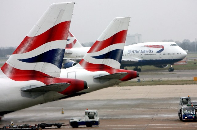 EPA02 LONDRES (REINO UNIDO) 04/01/2017.- Fotografía de archivo tomada el 16 de diciembre de 2007 que muestra aviones de la aerolínea British Airways (BA) aparcados en el aeropuerto de Heathrow en Londres (Reino Unido). La tripulación de cabina de la aerolínea British Airways ha sido convocada a una huelga de 48 horas los próximos días 10 y 11 por disputas salariales, informó ayer, 3 de enero de 2017, el sindicato Unite. La medida amenaza con provocar alteraciones en los vuelos de BA previstos para ese día. EFE/Andy Rain