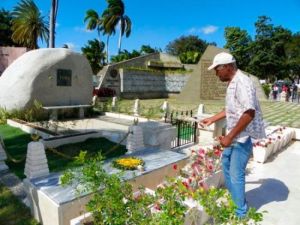 El actor estadounidense Danny Glover visita la tumba de Fidel Castro