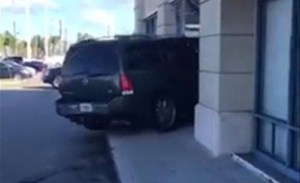 Mujer estrella su carro contra una tienda de celulares porque no le cambiaron el teléfono (VIDEO)