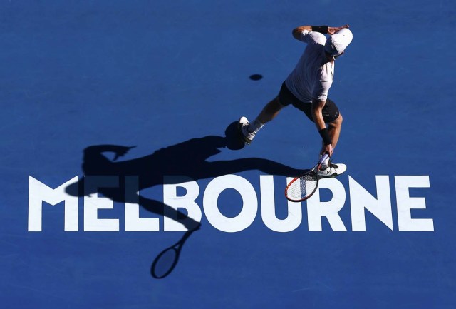 Tennis - Australian Open - Melbourne Park, Melbourne, Australia - 16/1/17 Britain's Andy Murray casts a shadow as he hits a shot during his Men's singles first round match against Ukraine's Illya Marchenko. REUTERS/Thomas Peter