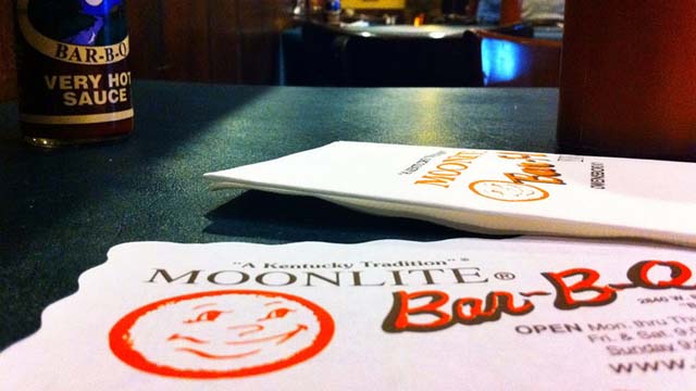 El Moonlite Bar-B-Q Inn en Kentucky, EE.UU.: lo que comenzó como un pequeño restaurante en el pueblo de Owensboro se ha convertido en un hito, famoso por su carne ahumada.