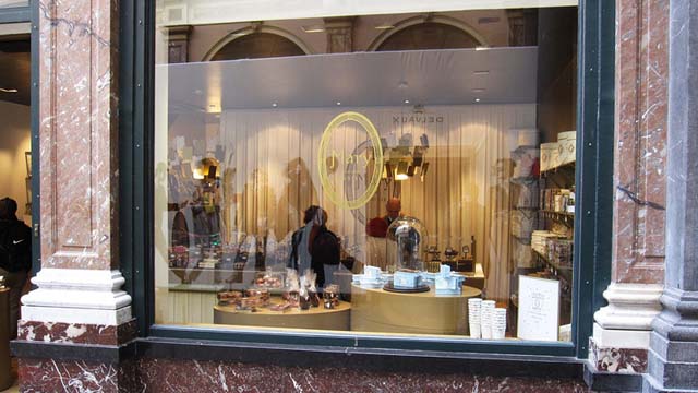 La chocolatería Mary en Bruselas, Bélgica: hay chocolate, y luego está el chocolate de Mary —la casi centenaria chocolatería de la Rue Royale de Bruselas, proveedora de la Casa Real belga.