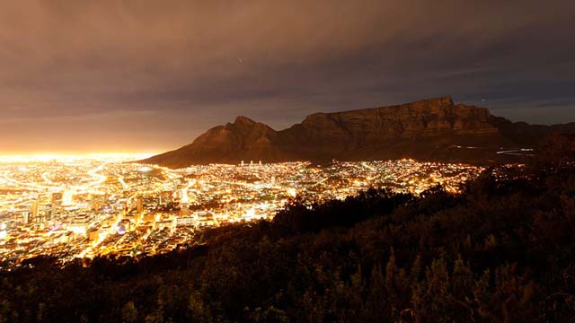 La Montaña de la Mesa en Ciudad del Cabo, Sudáfrica: ya sea en teleférico o a través de senderos es posible escaparse lejos de las multitudes yendo a la cima de esta montaña y sentir allí la más pura naturaleza, en el centro mismo de la ciudad