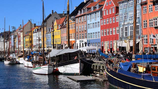 Nyhavn en Copenhage, Dinamarca: el Reporte Mundial de Felicidad de 2016 encontró, por tercera vez, que Dinamarca es el país más feliz del mundo. Y no hay ningún lugar más danés que el colorido canal de Nyhavn, lleno de música y restaurantes.
