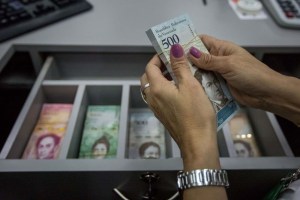 La hiperinflación deja a la banca venezolana sin billetes
