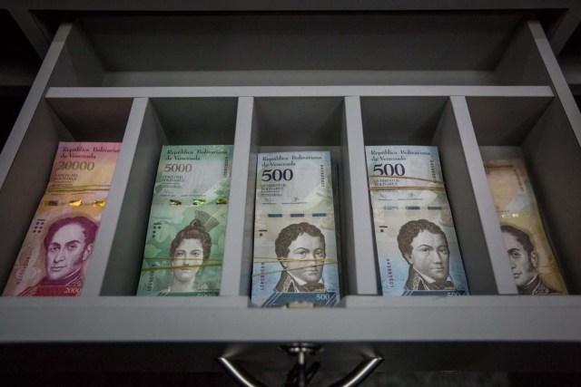 View of new bills of Venezuelan currency in a bank, in Caracas, Venezuela, 16 January 2017. The new bills of 500, 5.000 and 20.000 bolivares, three of the six new Venezuelan bills start to run in the country, as it was announced by President Nicolas Maduro on 15 January 2017. EPA/Miguel Gutierrez