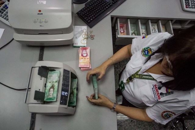 A bank employee's hands new bills of the Venezuelan currency in a bank, in Caracas, Venezuela, 16 January 2017. The new bills of 500, 5.000 and 20.000 bolivares, three of the six new Venezuelan bills start to run in the country, as it was announced by President Nicolas Maduro on 15 January 2017. EPA/Miguel Gutierrez