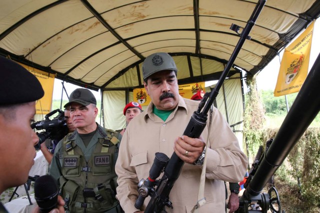 Venezuela's President Nicolas Maduro (C) takes part in a military drill in Charallave, Venezuela January 14, 2017. Miraflores Palace/Handout via REUTERS ATTENTION EDITORS - THIS PICTURE WAS PROVIDED BY A THIRD PARTY. EDITORIAL USE ONLY.