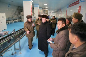 Kim Jong-un vuelve a aparecer cojeando en la televisión norcoreana