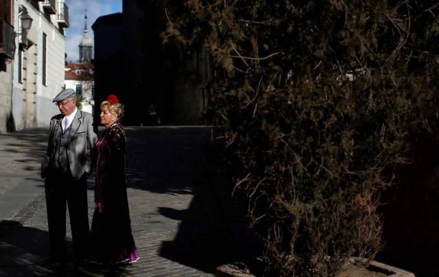 A couple dressed in Madrid's traditional attire "Chulapos" stands at La Latina neighborhood in Madrid, Spain, January 16, 2017. REUTERS/Juan Medina
