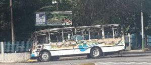 Queman unidad de transporte en Aragua por aumento de pasaje