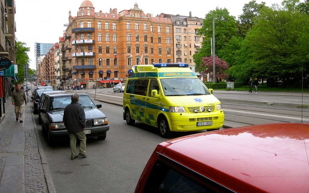 Estas ambulancias avisan su paso irrumpiendo en los reproductores de los carros