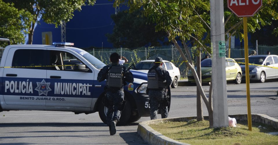 Un pistolero y dos trabajadores muertos en ataque contra fiscalía de Cancún