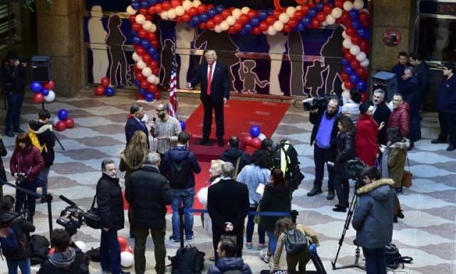 Media wait for the presentation of the wax statue of US President-elect Donald Trump at the Wax Museum of Madrid on January 17, 2017. / AFP PHOTO / GERARD JULIEN