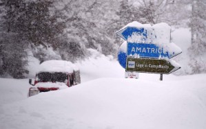 Amatrice, un pueblo tapiado por la nieve y sacudido otra vez por tres terremotos (fotos)