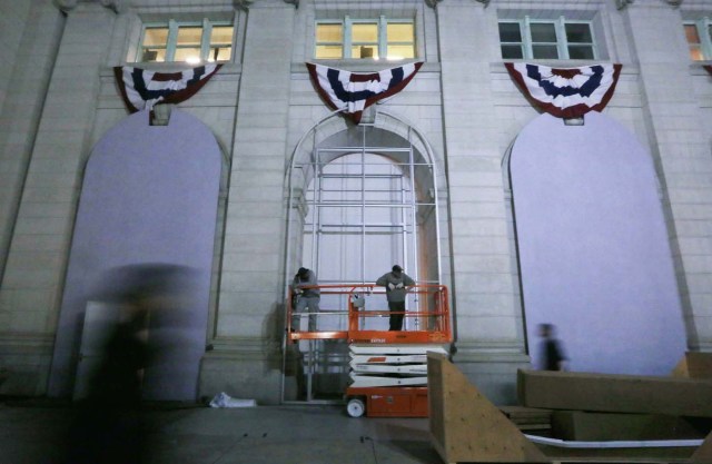 WASHINGTON, DC - JANUARY 18: Workers prepare the front of Union Station ahead of inauguration ceremonies for President-elect Donald Trump on January 18, 2017 in Washington, DC. Trump will be sworn in as the 45th U.S, president on January 20.   Mario Tama/Getty Images/AFP