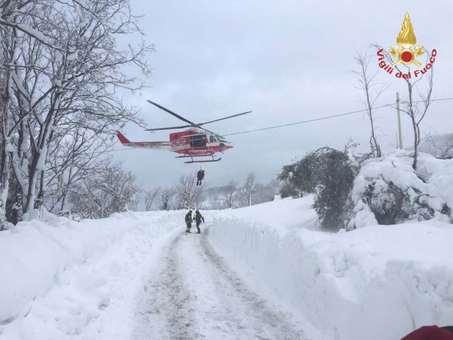 Firefighters arrive near Hotel Rigopiano, hit by an avalanche, in Farindola, central Italy, in this January 19, 2017 handout picture provided by Italy's firefighters. Vigili del Fuoco/Handout via REUTERS ATTENTION EDITORS - THIS IMAGE WAS PROVIDED BY A THIRD PARTY. EDITORIAL USE ONLY.