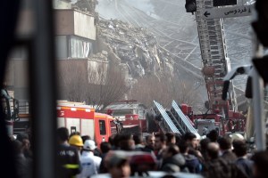 Se derrumba un edificio de 17 pisos en Teherán tras incendio