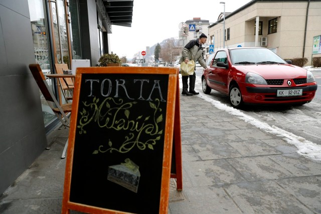 ESL01 SEVNICA (ESLOVENIA), 18/01/2017.- Vista de un tablón de una pastelería local que anuncia las tartas 'Melania' en el centro de Sevnica, Eslovenia, hoy 18 de enero de 2017. La esposa del presidente electo de EE.UU. Donald Trump, Melania Trump nació en la localidad de Sevnica. Dos días antes de la investidura de Donald Trump los comercios locales de Sevnica ofrecen productos en referencia a Melania. EFE/Antonio Bat