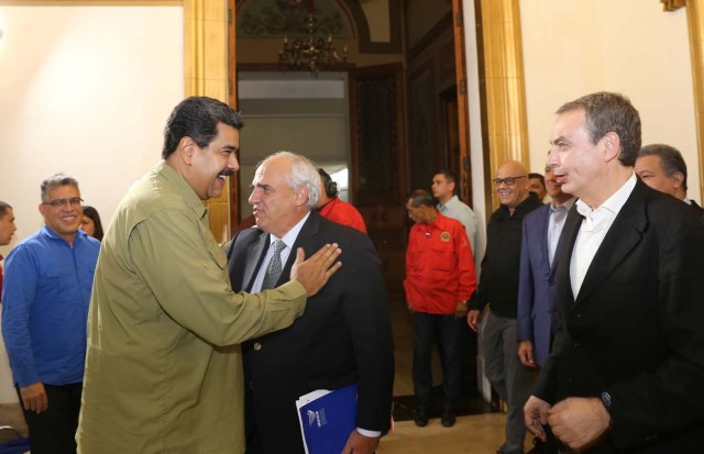 Venezuela's President Nicolas Maduro (L) greets UNASUR Secretary General Ernesto Samper (C) and former Spanish prime minister Jose Luis Rodriguez Zapatero (R) during their meeting in Caracas, Venezuela January 19, 2017. Miraflores Palace/Handout via REUTERS ATTENTION EDITORS - THIS PICTURE WAS PROVIDED BY A THIRD PARTY. EDITORIAL USE ONLY.