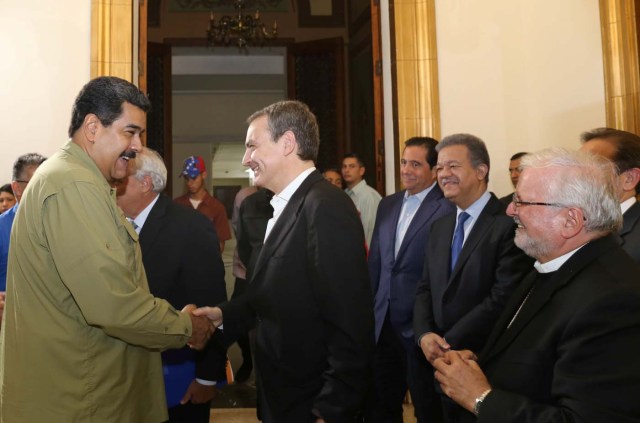 Venezuela's President Nicolas Maduro (L) and former Spanish prime minister Jose Luis Rodriguez Zapatero shake hands during their meeting in Caracas, Venezuela January 19, 2017. Miraflores Palace/Handout via REUTERS ATTENTION EDITORS - THIS PICTURE WAS PROVIDED BY A THIRD PARTY. EDITORIAL USE ONLY.
