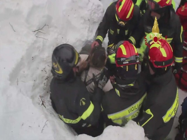 Firefighters rescue a survivor from Hotel Rigopiano in Farindola, central Italy, which was by an avalanche, in this handout picture released on January 20, 2017 by Italy's Fire Fighters. Vigili del Fuoco/Handout via REUTERS   ATTENTION EDITORS - THIS IMAGE WAS PROVIDED BY A THIRD PARTY. EDITORIAL USE ONLY.
