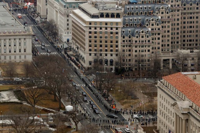 A car carrying U.S. President Barack Obama and U.S. Presiden-elect Donald Trump drives along 15th St as they head toward the Capital Building for the inauguration ceremonies to swear in Donald Trump as the 45th president of the United States in Washington, U.S., January 20, 2017. REUTERS/Lucas Jackson