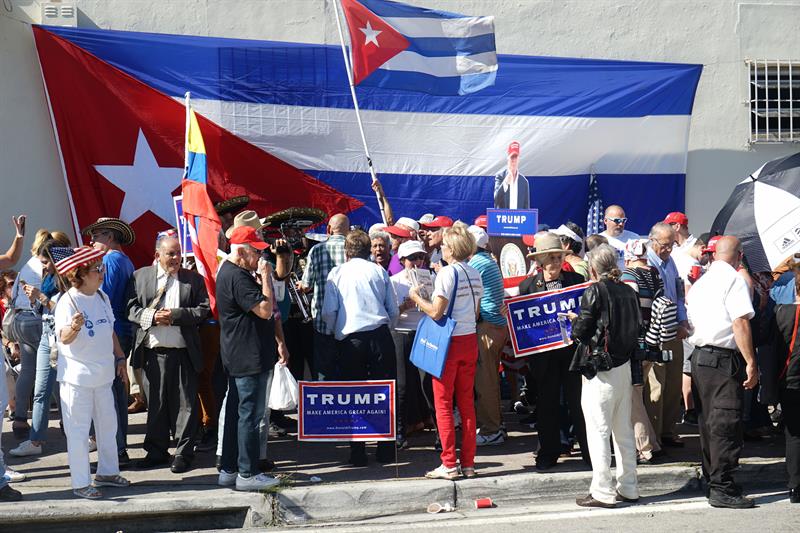 Cubanos celebran en Miami el inicio de un gobierno que promete mano dura