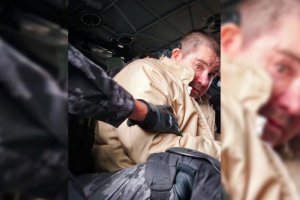 La cara de terror de “El Chapo” Guzmán al ser extraditado a EEUU (fotos)