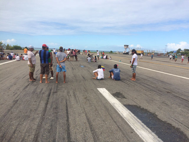 Protestan en aeropuerto de Los Roques contra jefe de Gobierno del Territorio Insular