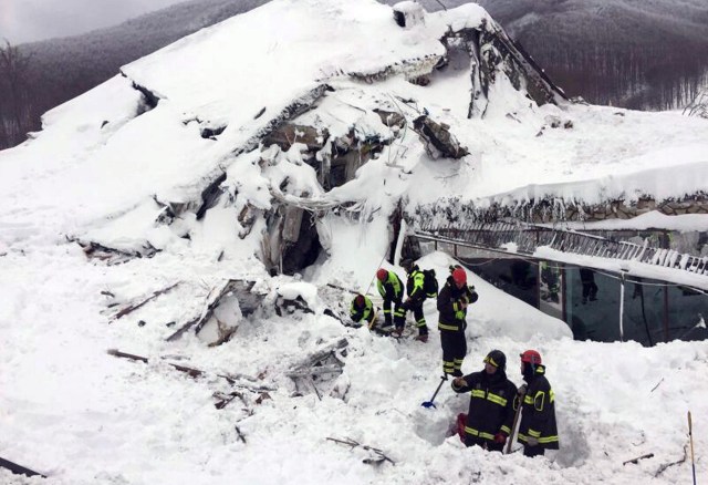 IT26 FARINDOLA (ITALIA) 19/1/2017 Fotografía aérea facilitada por el Departamento de Bomberos hoy, 19 de enero de 2017, que muestra a miembros de los servios de emergencia en búsqueda de víctimas en el hotel Rigopiano, alcanzado por una avalancha previsiblemente producida por alguno de los cuatro terremotos de magnitud superior a los 5 grados registrados en el centro de Italia. El Hotel Rigopiano de Farindola, en el centro de Italia, donde se teme que puede haber 30 personas atrapadas, desapareció completamente bajo toneladas de nieve, ramas y rocas, según se aprecia en imágenes grabadas por los equipos de rescate. El responsable del cuerpo de Carabineros Vincenzo Romeo consideró hoy poco probable hallar supervivientes en el hotel italiano sepultado por un alud porque, tras quince minutos bajo la nieve, aumentan las posibilidades de "morir por asfixia o hipotermia". EFE/HO USO EDITORIAL NO VENTAS